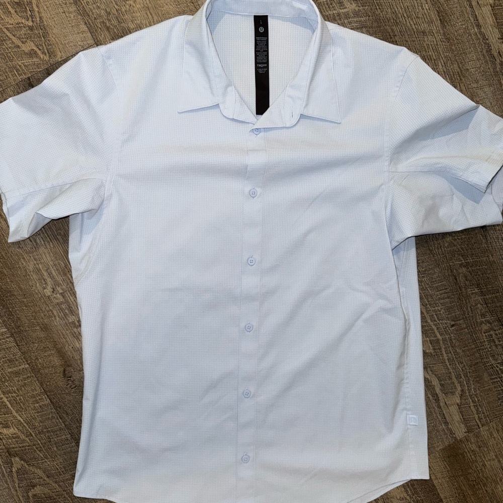 Men's lululemon airing easy short sleeve button down baby
